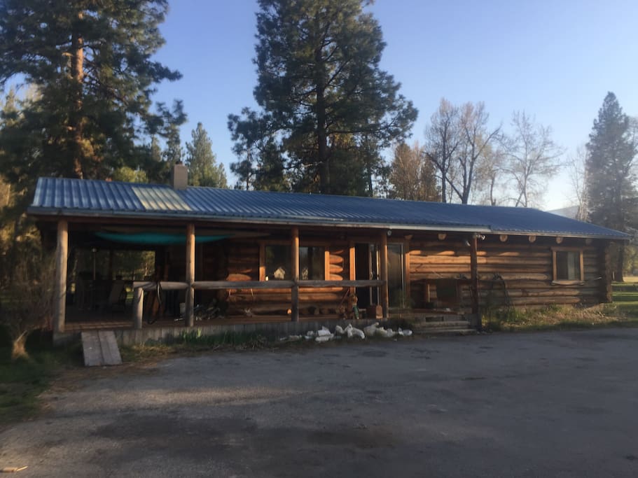 3 Bedroom log cabin with deck right on the Bitterroot River!