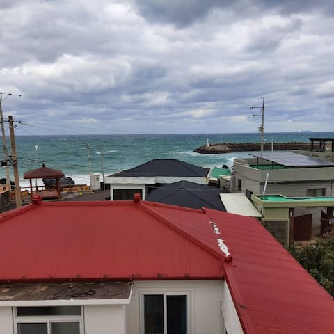 Family or female accommodation (in front of Aewol Coastal Road) sea view, entire 2nd floor (18 pyeong), 20 minutes from the airport