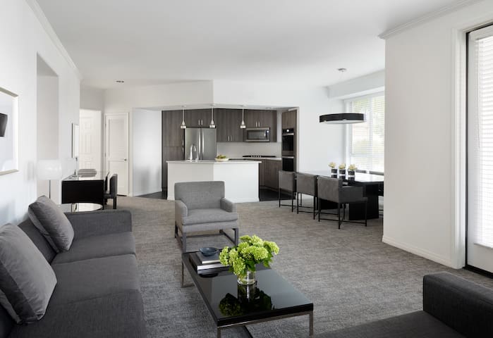 2-Bedroom Premium Suite: Beverly Hills Chic gallery image 3