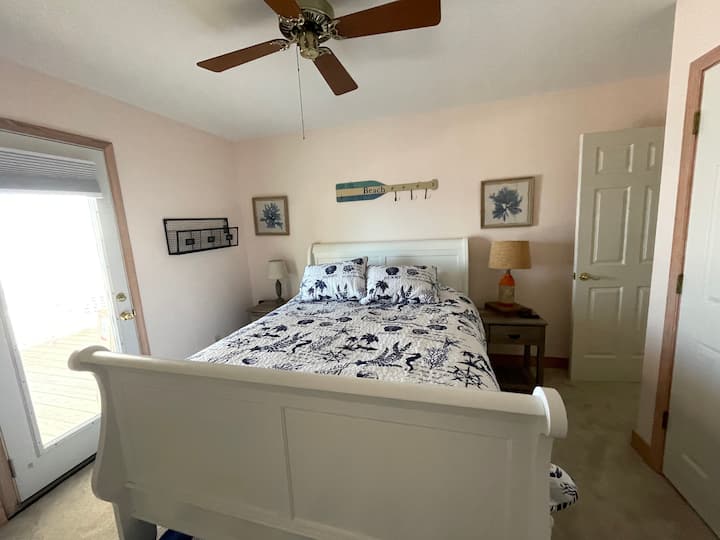 חדר קווין נעים זה נפתח ישירות אל הדק עם נוף מדהים למפרץ — מושלם לצופי זריחה, מרגיעים סולו או זוגות שמשתוקקים לשלווה.