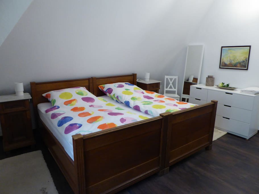 Schlafzimmer mit Doppelbett (B=2,00m, L=1,85m)