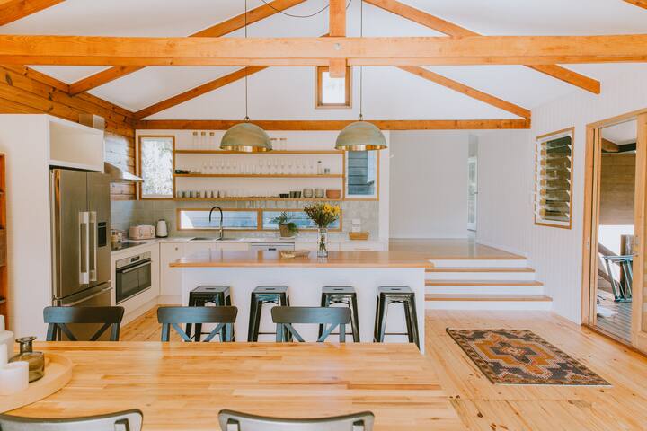 Old 55 Beach House – walk to Wategos beach gallery image 2