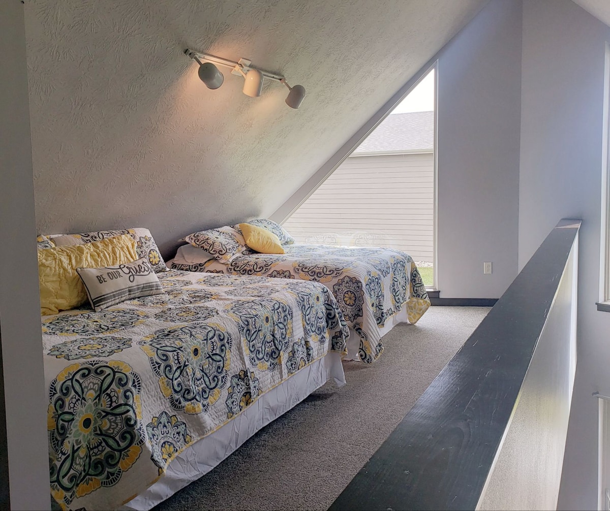 לופט עם מיטת קינג סייז אחת ומיטה זוגית אחת