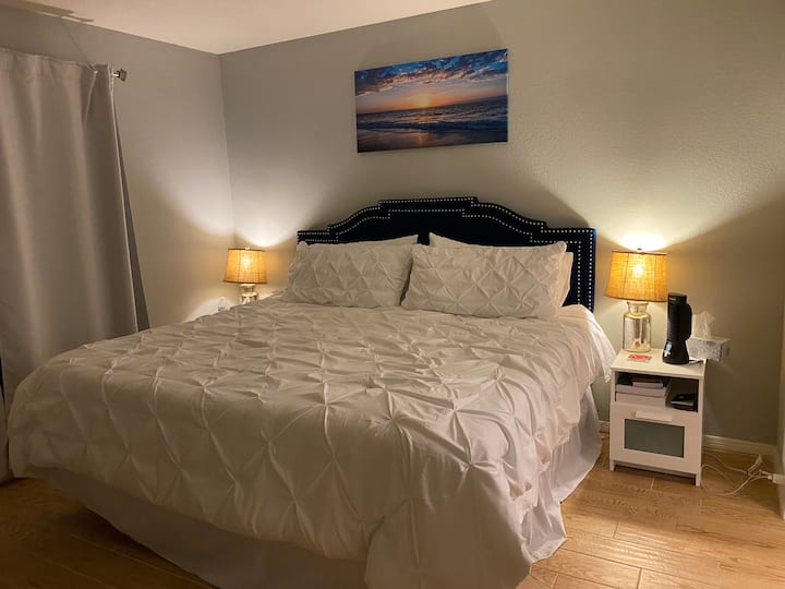 Cómoda cama tamaño king con nueva televisión inteligente de 40pulgadas 4K y puerta privada para acceder al patio. ¡Hermosa vista de las copas de los árboles desde tu suite principal privada!