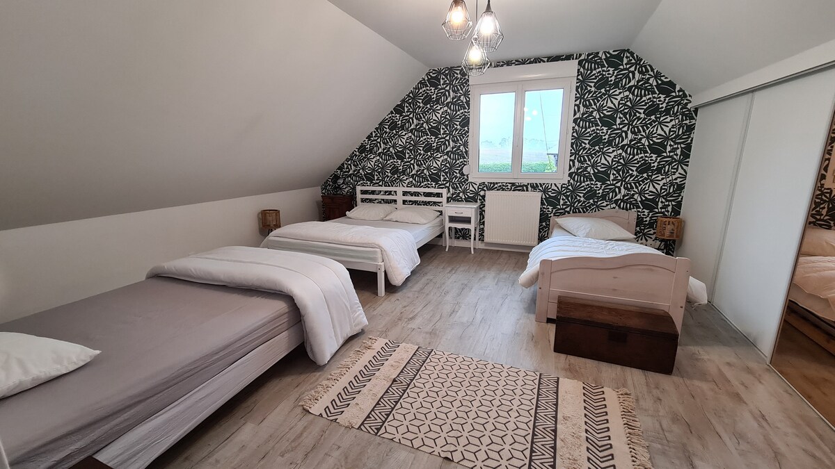 ห้องนอน "หอพัก" พร้อมตู้เสื้อผ้าขนาดใหญ่ทางด้านขวา