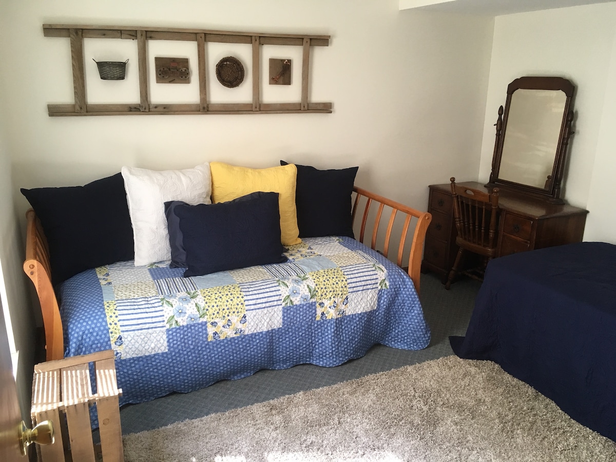 El segundo dormitorio tiene 2 camas individuales (una es un sofá cama), ambas con sábanas suaves y transpirables de algodón 100%. Además, tiene un escritorio/tocador. ¡Mucha luz y una bonita vista del bosque!