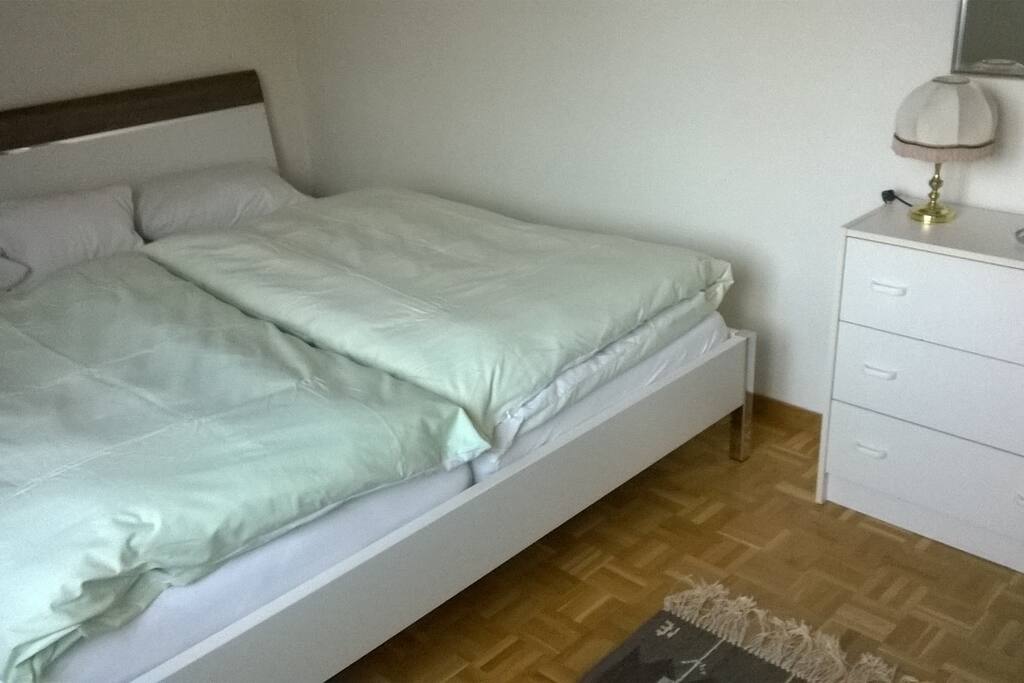 Schlafzimmer mit
Doppelbett