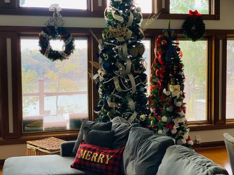 Luxury Lakefront, Hot Tub, Game Room & 5 Masters