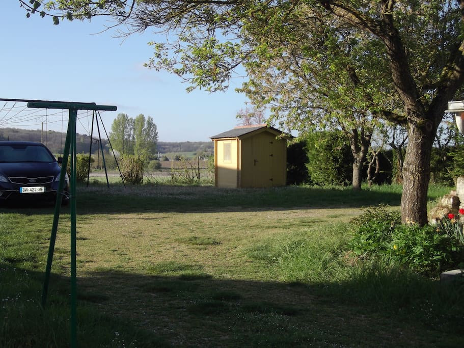 cour pour garer la voiture et vue sur la campagne