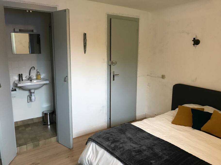 Salle d'eau dans la chambre