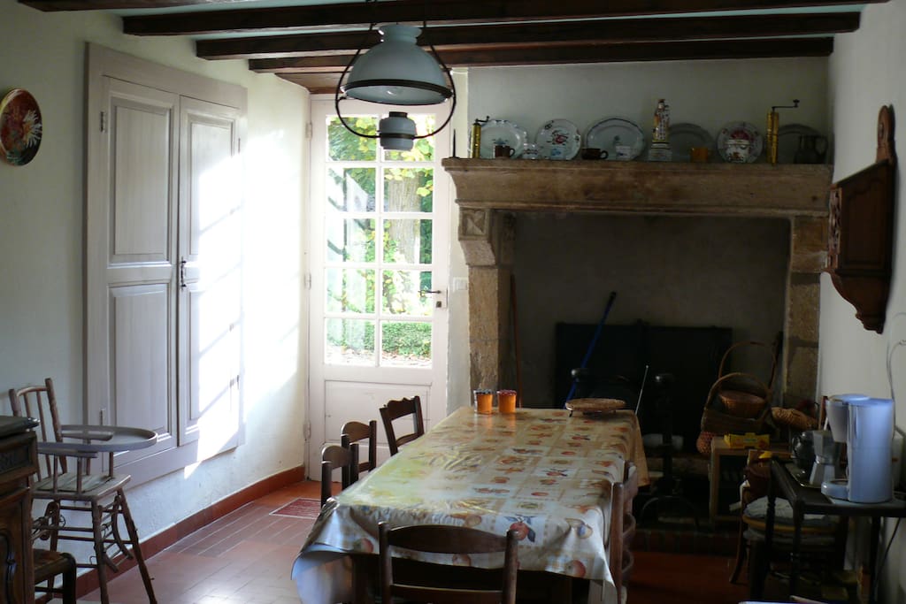 Friendly, fully equiped kitchen. Opens on the garden. We love to spend time there, cooking with friends. The kitchen is very well equiped to prepare meals for many guests.