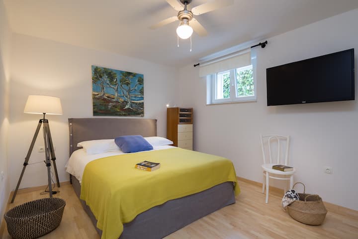 ห้องนอนอยู่ที่ชั้นล่าง