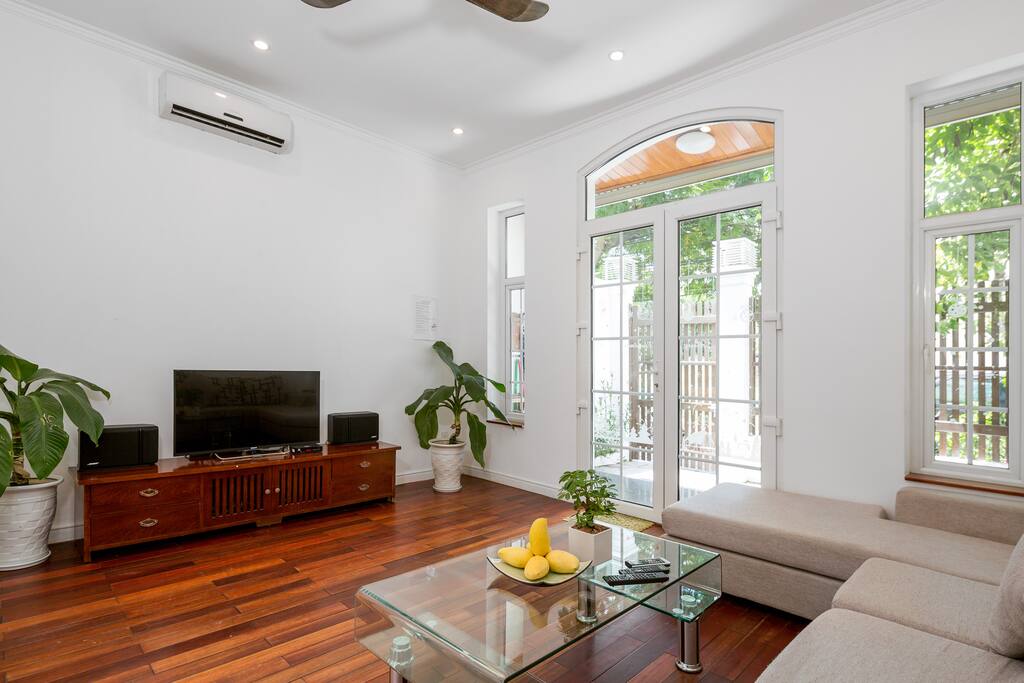 "Great owner, big house with private bath room attached, Jane helped to arrange seafood bbq for us, which is really delicious. Great service. Definely will go back again. Jane is pretty and nice."- Lee(Malaysia)