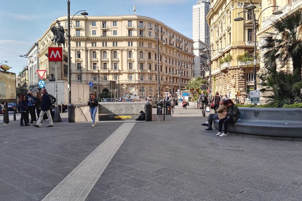 Stazione Metropolitana Universita