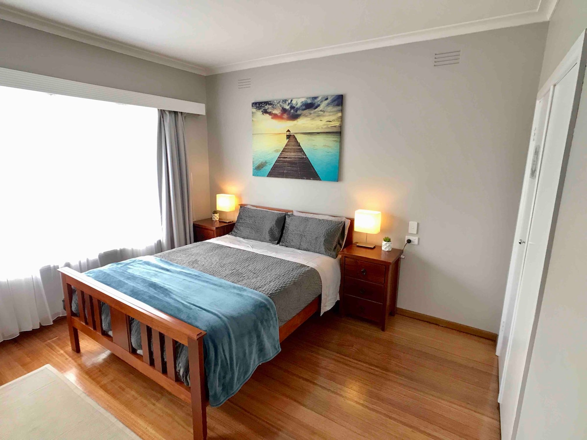 Დიდი მთავარი საძინებელი დიდი საწოლით მყარი ლეიბითა და პრემიუმ ‑ ტოპერით შესანიშნავი ღამის დასვენებისთვის. ასევე, აქვს დიდი ჩაშენებული კარადები.