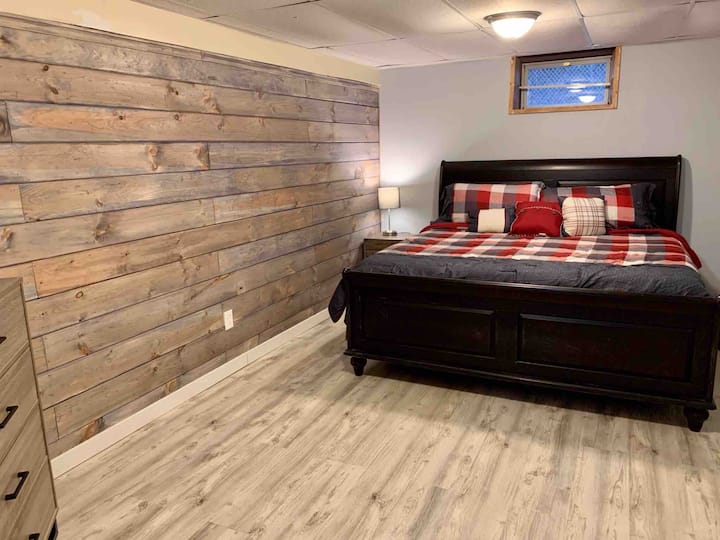 Chumba cha 4 cha kulala: Kitanda cha California King.  Chumba kikubwa cha kulala kilicho na kabati la kujipambia na televisheni mahiri