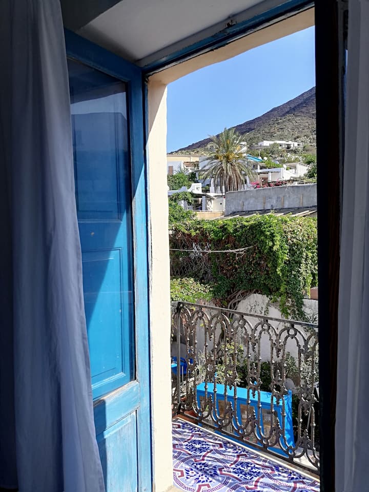 Výhľad na balkón z izby 