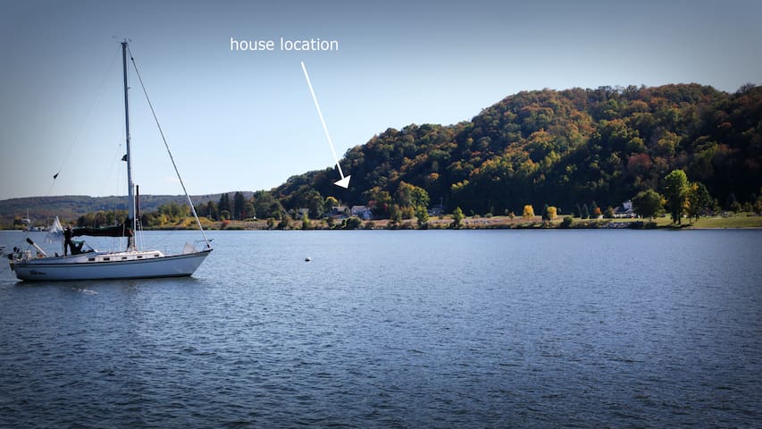 Great Location by bay + beaches. Clean + artsy