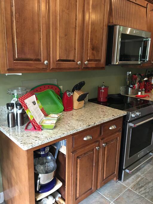 Large Kitchen w/Granite Counters