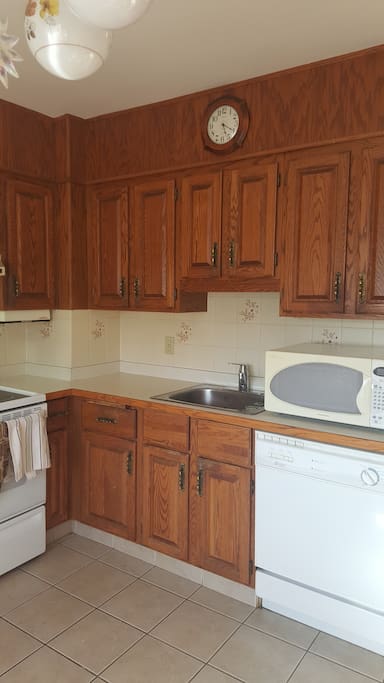 Kitchen equipped with all the necessities for eating in.