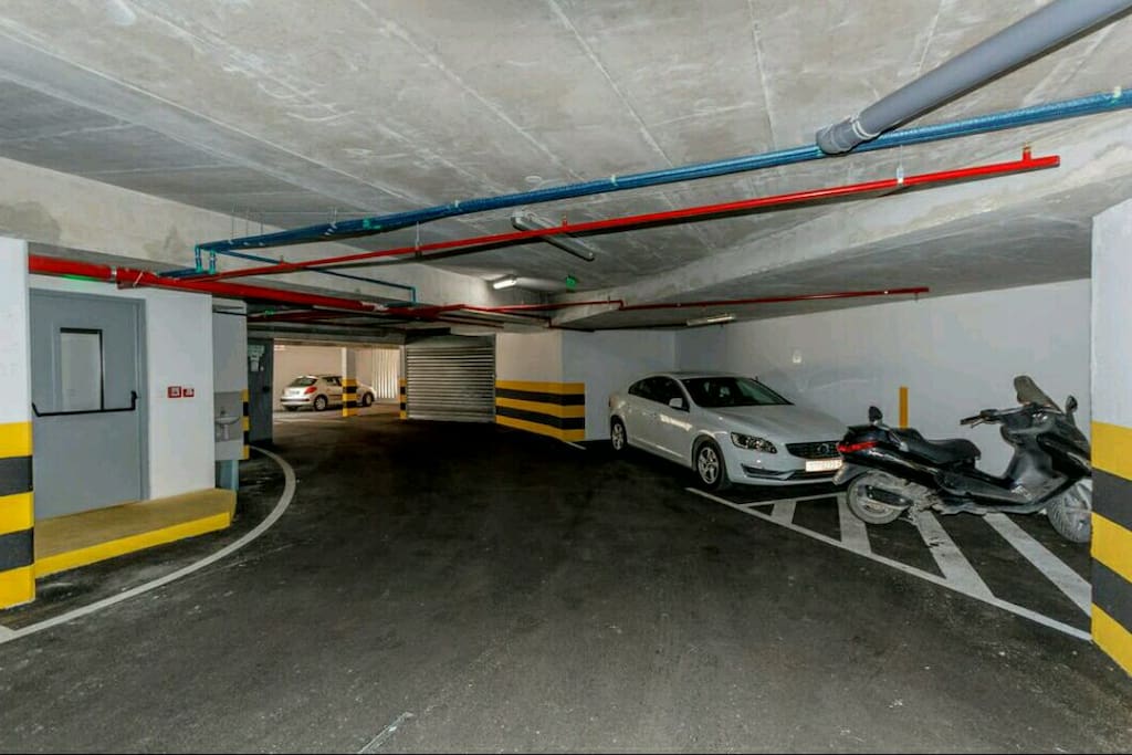 Free parking space.Contection apartment-garage from inside of building.