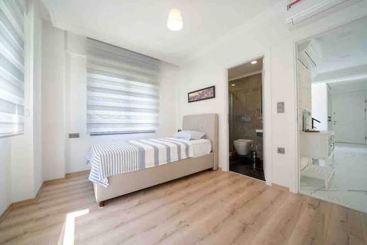 入口处设有13平方米的单人卧室（独立卫生间、衣柜、空调和床头柜）。 