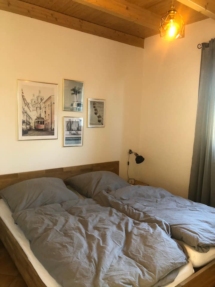 配备双人床的卧室