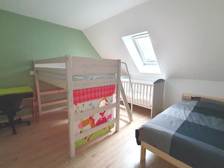 Dhomë e madhe me 1 krevat tek për të rritur, 1 krevat fëmijësh dhe 1 krevat fëmijësh. Është e pajisur me një tavolinë të vogël pune dhe komodinë.