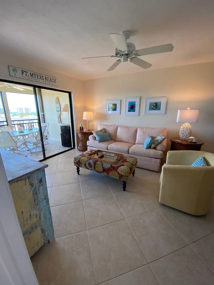 Accomodati sul divano dopo una giornata in spiaggia per guardare il tuo programma televisivo preferito o un film 