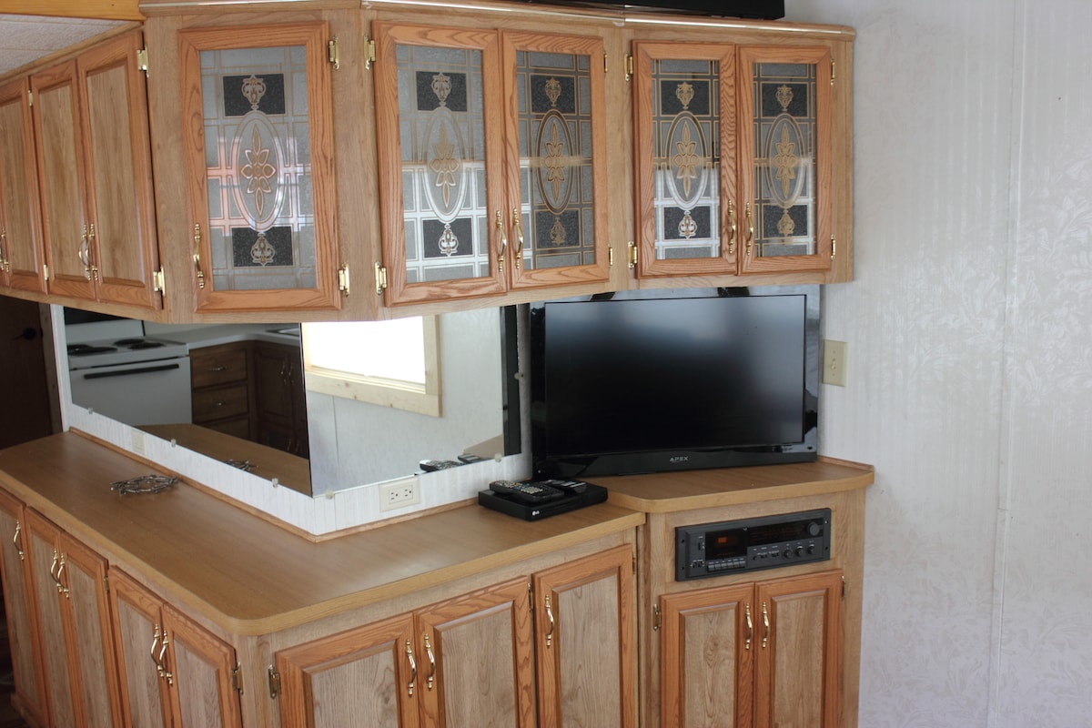 TV y sistema estéreo de radio de casa completa.