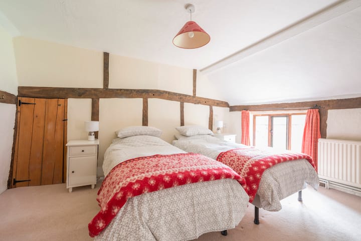 غرفة نوم تضم سريرين صغيرين