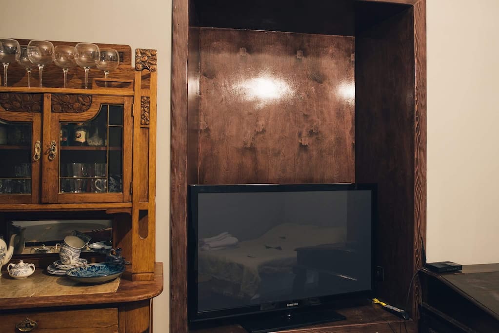 TV with 125 channels and internet