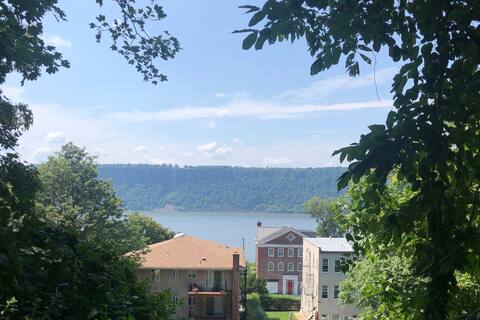 Spacious apartment in Hastings-on-Hudson near NYC