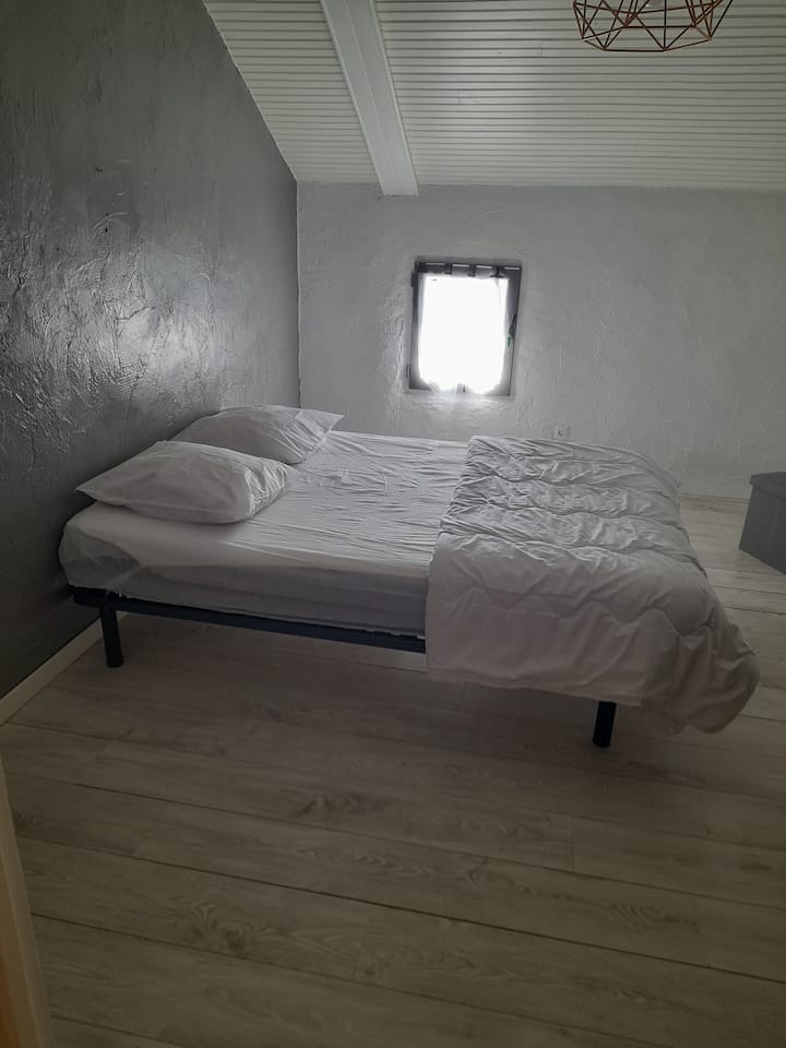 3号卧室
在楼上
带安全钥匙的窗户
每次度假140张床垫板
 
床垫已消毒床垫
每张床垫和枕头都有一次性床垫保护
套床上用品