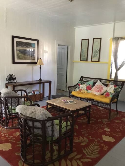 Sitting room for all Ohana framily to enjoy and chill and relax, surf net ...