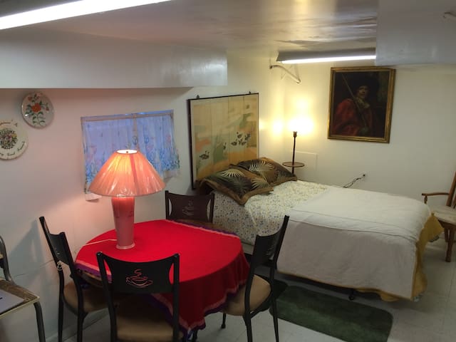 Quiet, Cozy Private Room for 1 or 2