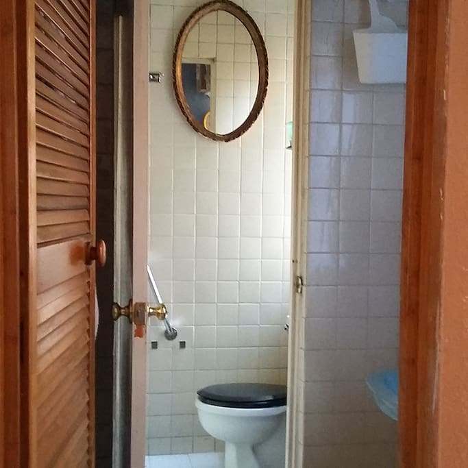 Baño completo compartido.