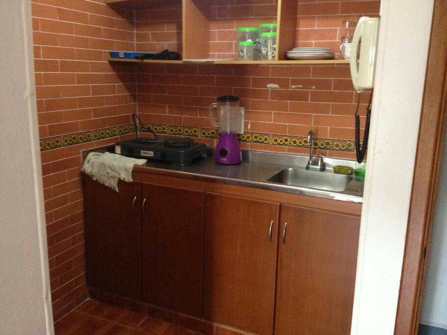 cocina con los implementos basicos para pasar una temporada