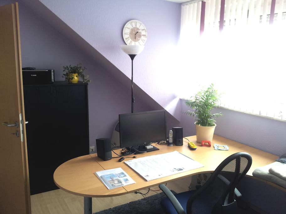 Im Gästezimmer befindet sich auch ein Schreibtisch zum Arbeiten