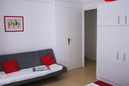 Studio calme, centre, plage à 100m, climatisé