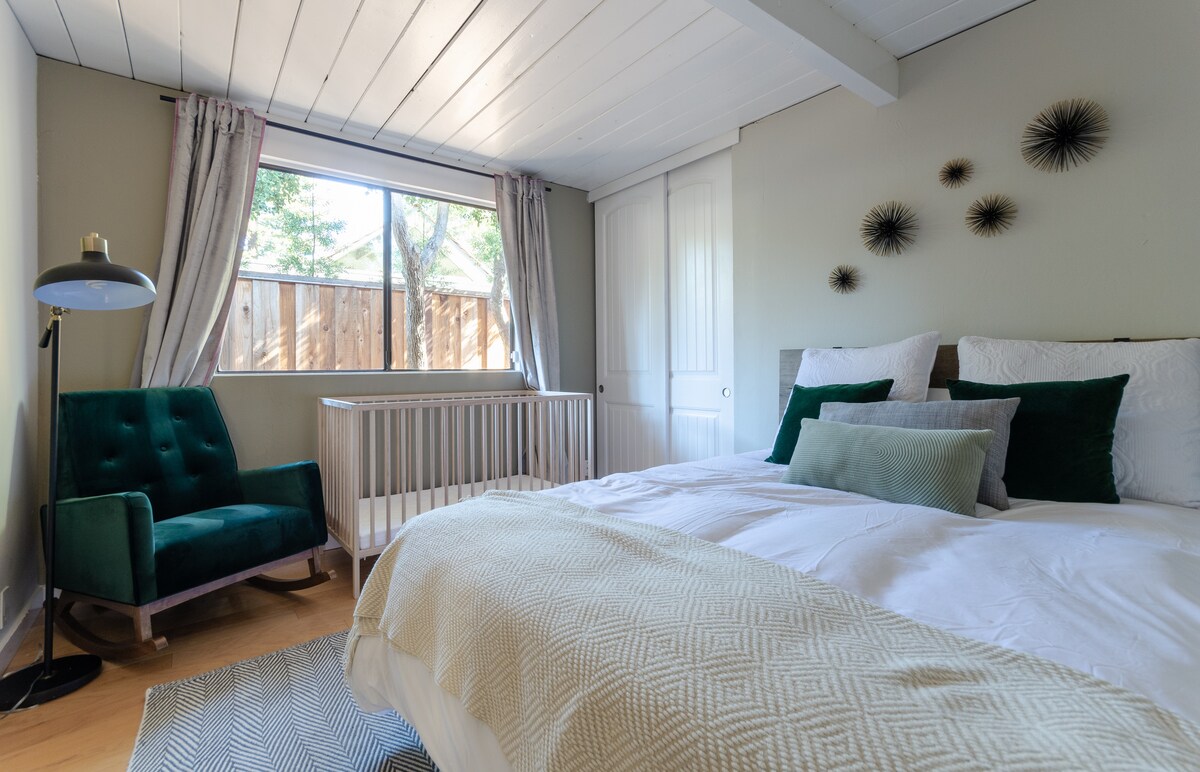 U sobi s krevetićem nalazi se dječji krevetić za bebe ili dijete, stolica za ljuljanje i bračni krevet (160x200).