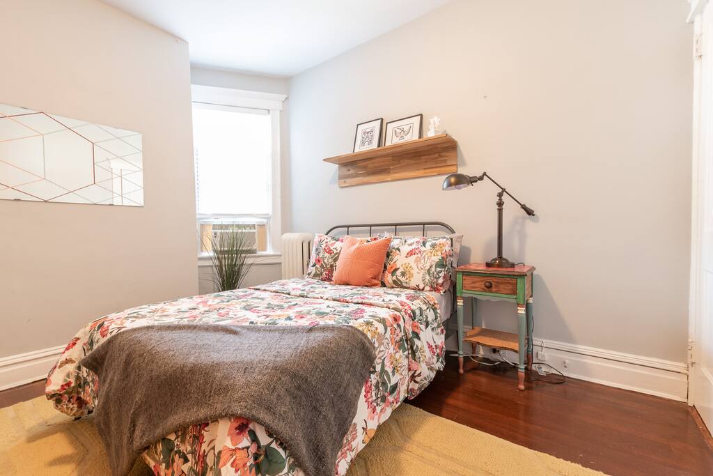 Cozy, sunny room equipped with everything you need for a comfortable stay.
