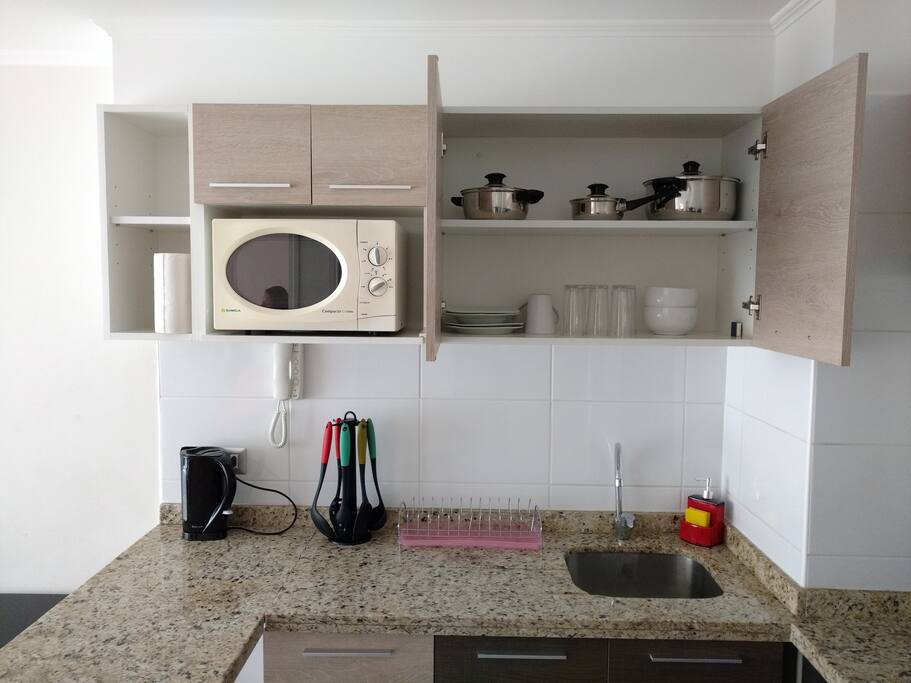 Cocina Americana equipado con utensilios de cocina