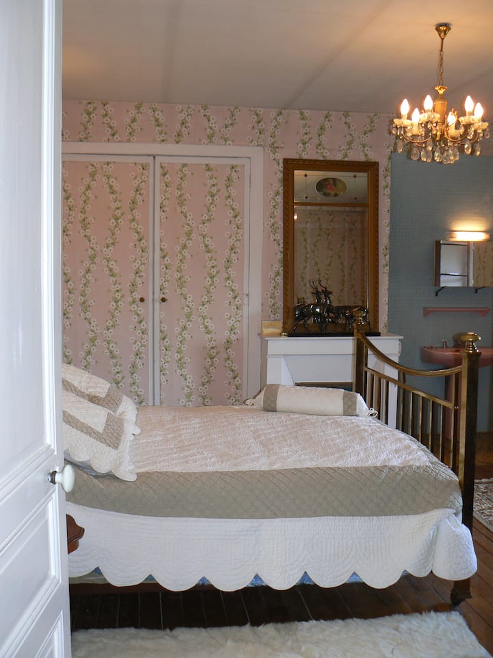 Спалня № 5  с мивка и изглед към имота и езеро. Антично, но удобно спално бельо въз основа на отзивите на гостите.