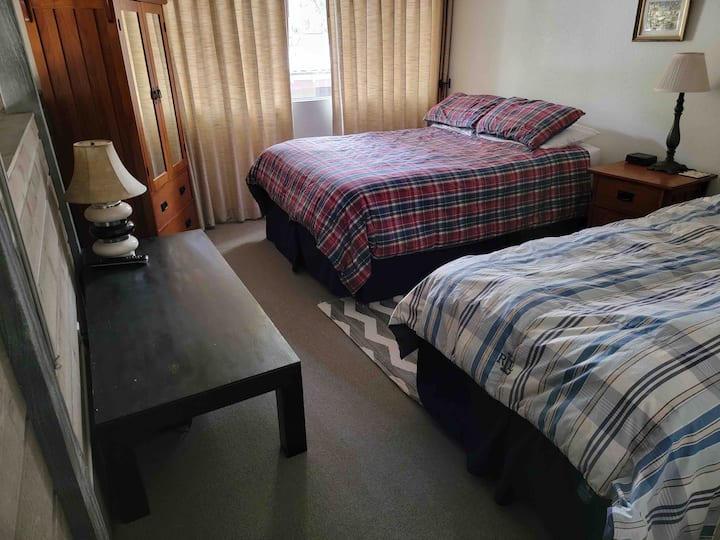 חדר השינה הצמוד למעלה הוא לופט פתוח לסלון למטה.  יש מיטה זוגית אחת ומיטת יחיד ארוכה נוספת.  יש שידה/שידת לילה, וארון עם קולבים ומגירות נוספות, ושולחן כביסה.  