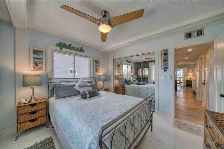 2e chambre | Chambre d'hôtes : 
Inclus : Ventilateur de plafond avec lit Queen Size
Porte à miroir coulissante
Penderie de télévision

Réveil et appareil d'annulation du bruit/sonorisation
Couvertures Vue 
sur la fenêtre sur l'intercôte