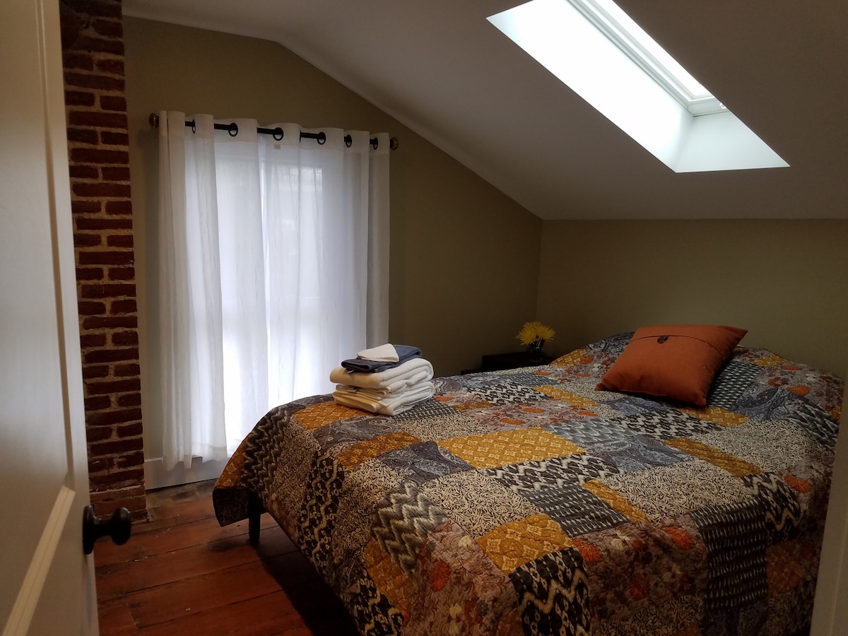 Спална соба бр. 1 на горниот кат: брачен кревет (широк 150-179 см), прозорец на таванот, дрвени подови