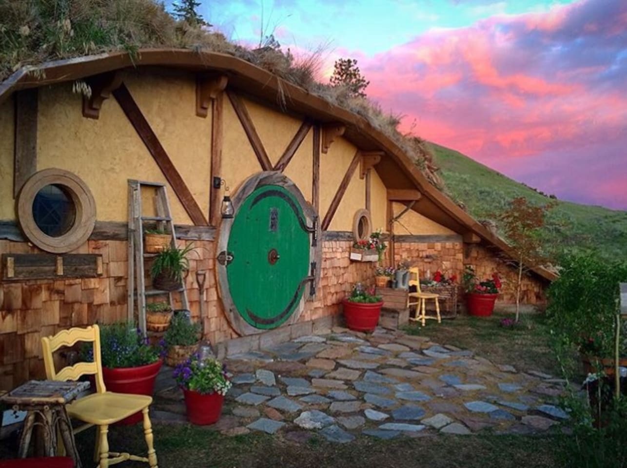 Slapen in een Hobbit huis? 5 Hobbithuisjes die je echt kunt boeken!