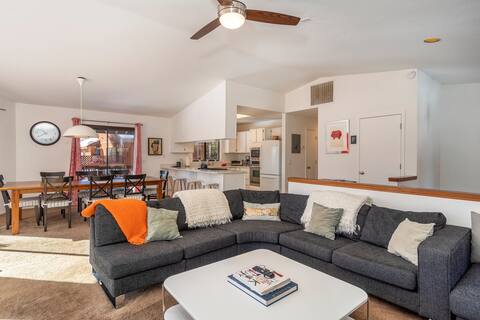 Sunny Tahoe Vista cabin w/hot tub & play room