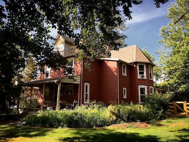 Charming Victorian, Mont Clare I